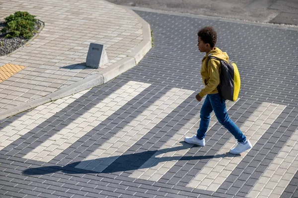Crosswalk Schoolboy Backpack His Back Crossing Street — Stock Photo, Image