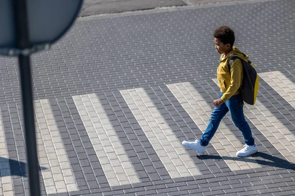 Penyeberangan Anak Sekolah Berambut Keriting Menyeberang Jalan Penyeberangan — Stok Foto