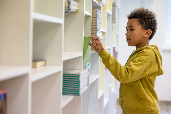Okulda Kapüşonlu Sevimli Esmer Çocuk Okul Binasında Kitap Okuyor — Stok fotoğraf