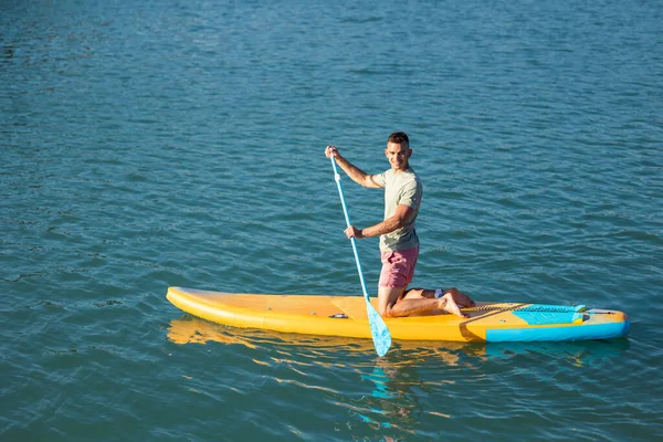海に浮かぶサブボードのスポーツマン — ストック写真
