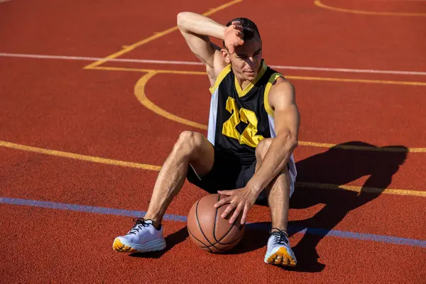 Tiredexhausted Man Resting Playing Game Sitting Basketball Court — Stock Photo, Image