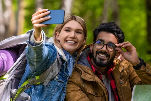 Glückliche Menschen Glückliche Reisende Machen Selfie Und Sehen Genüsslich Aus — Stockfoto