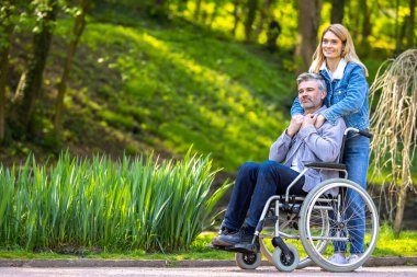 Parkta. Parkta yürüyen mutlu bir çift.