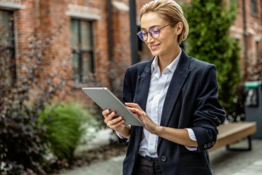 Haberler iyi. Müdür tabletine bakıyor ve tatmin oluyor.