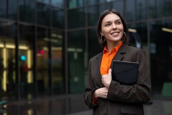 Tempat Kerja Baru Wanita Muda Lucu Dengan Gadget Daerah Kantor — Stok Foto