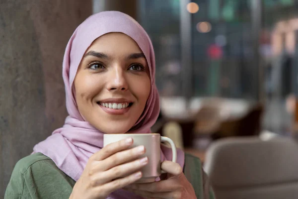 喜欢喝咖啡 漂亮的年轻微笑的穆斯林女人 正在喝咖啡 — 图库照片