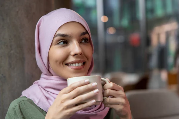 喜欢喝咖啡 漂亮的年轻微笑的穆斯林女人 正在喝咖啡 — 图库照片