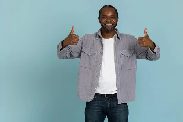 Smiling Black Man Wearing Gray Shirt Showing Thumb Standing Isolated — Stock Photo, Image