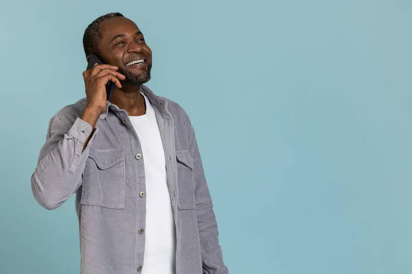 Χαρούμενος Μαύρος Άνδρας Που Φοράει Γκρι Πουκάμισο Και Μιλάει Κινητό — Φωτογραφία Αρχείου