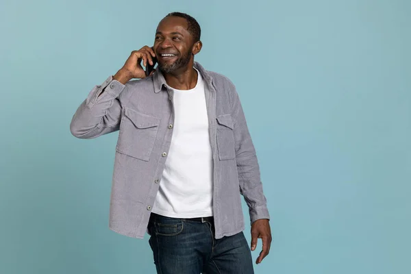 Χαρούμενος Μαύρος Άντρας Γκρι Πουκάμισο Κοιτάζει Αλλού Μιλώντας Τηλέφωνο Που — Φωτογραφία Αρχείου