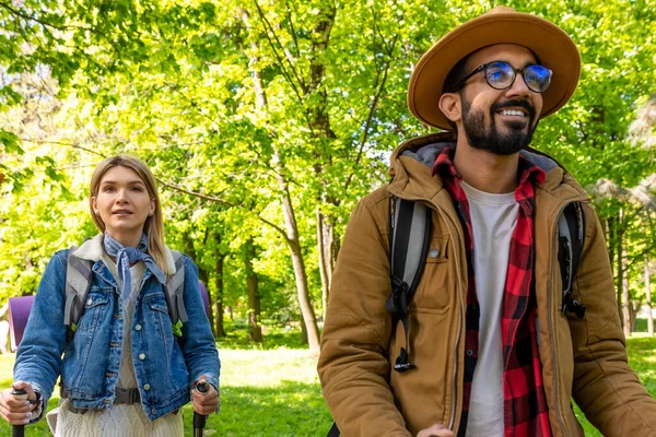 Lächelnde Junge Leute Genießen Einen Spaziergang Park — Stockfoto