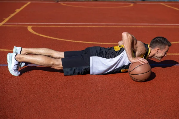 Caucasian Athletic Attractive Man Training Basketball Court — Stock Photo, Image