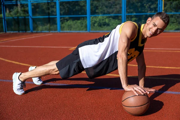 Caucasian Athletic Attractive Man Training Basketball Court — Stock Photo, Image