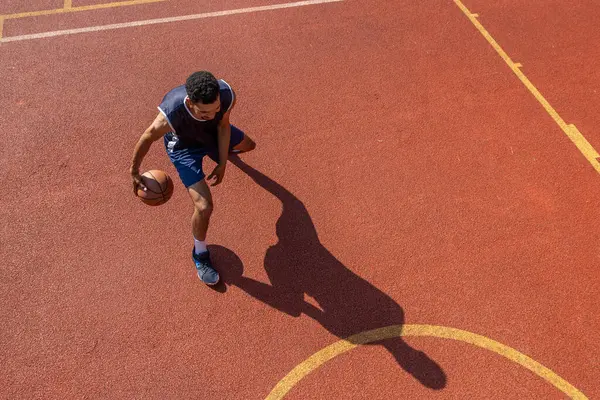 屋外コートでバスケットボールをトレーニングするスポーツマン コピースペース — ストック写真