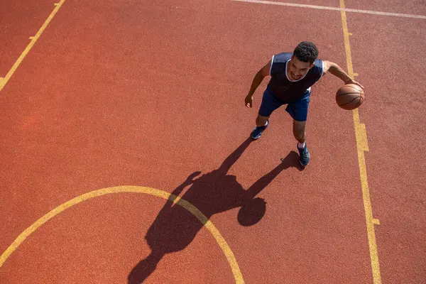 ストリートボール選手の男は 屋外コートでバスケットボールをトレーニング コピースペース — ストック写真