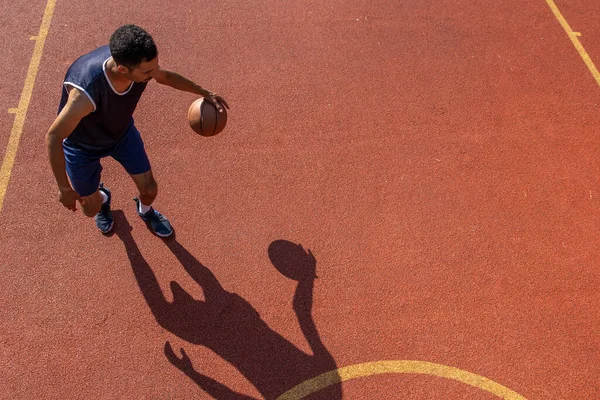 屋外コートでバスケットボールをトレーニングするスポーツマン コピースペース — ストック写真