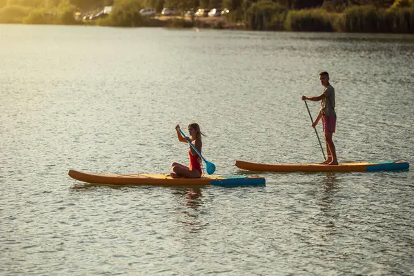 Par Kvinna Och Man Supboards Surfa Floden Eller Sjön — Stockfoto