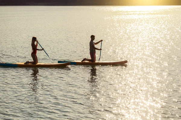 Lyckligt Par Man Och Kvinna Flyter Floden Supboard Sommar Livsstil — Stockfoto