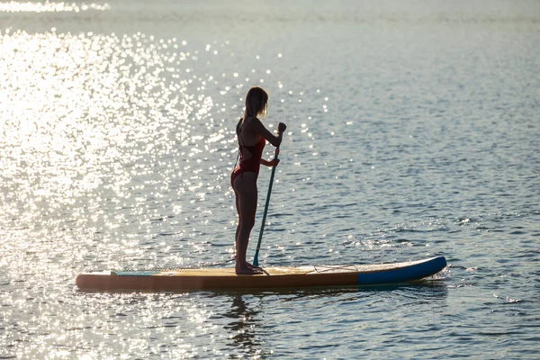Ung Kvinna Supsurfing Vid Soluppgången Floden Eller Sjön — Stockfoto