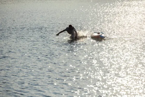 Männersilhouette Fällt Vom Trägerbrett Ins Wasser — Stockfoto