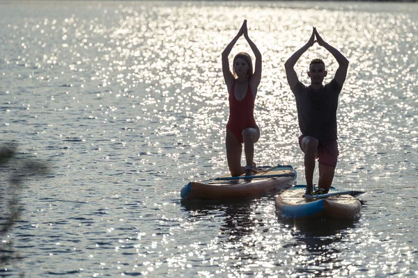 Surfistas Mujer Hombre Practicando Yoga Supboard Meditando Juntos — Foto de Stock