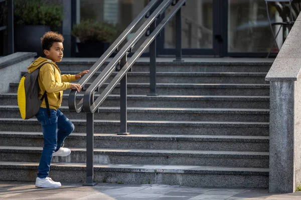 Garçon Dans Les Escaliers Écolier Afro Américain Avec Sac Dos — Photo