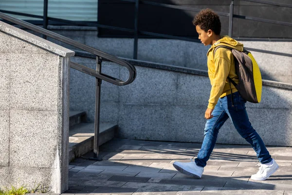 Schoolboy Street Curly Haired Schoolboy Backpack Walking Street — Stock Photo, Image
