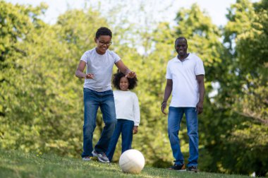 Futbol oynuyordum. Aile parkta futbol oynuyor.