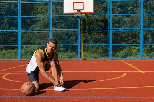 Basketbol Sahasında Duran Yetişkin Sporcu Maçtan Önce Ayakkabı Bağcıklarını Bağlıyor — Stok fotoğraf