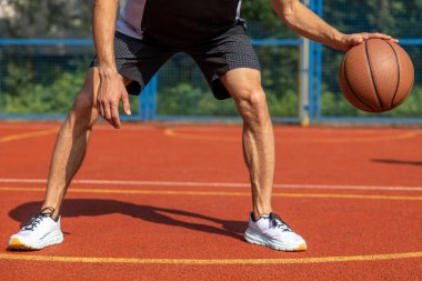 Sarayda tek başına basketbol oynayan tanınmayan bir adam..