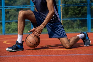 Sarayda tek başına basketbol oynayan tanınmayan bir adam..