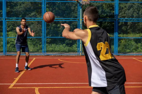 Sokak Basketbolcusu Sahada Sıkı Oynuyor — Stok fotoğraf