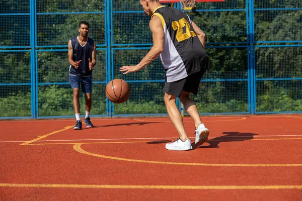 Tanınmayan Erkek Arkadaş Dışarıda Basketbol Oynuyorlar — Stok fotoğraf