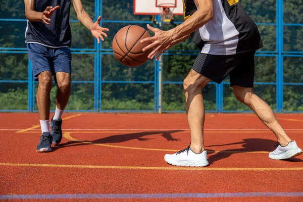 Tanınmayan Erkek Arkadaş Dışarıda Basketbol Oynuyorlar — Stok fotoğraf