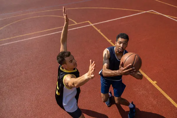 Два Спортсмена Играют Баскетбол Открытом Воздухе Пространство Копирования — стоковое фото