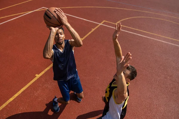 Баскетболист Мужские Друзья Тренируются Корте Пустое Место — стоковое фото