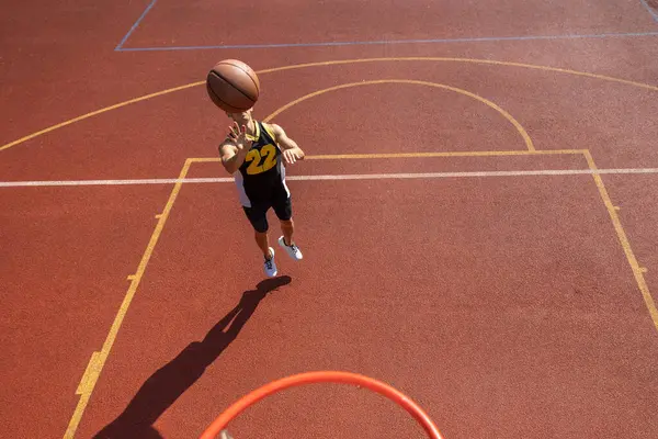 Atletik Erkek Sporcu Basketbol Oynuyor Oyun Alanına Top Atıyor Alanı — Stok fotoğraf