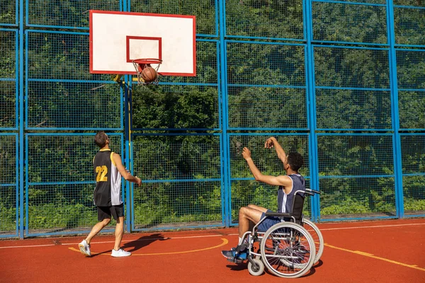 Man Disability Wheelchair Playing Basketball Friend Sports Court — Stock Photo, Image
