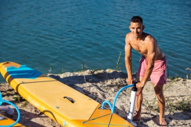 Sarı SUPboard 'u sörf için hazırlayan adam, aktif eğlence.