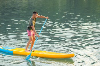 Okyanus denizinde yüzen atletik adam..