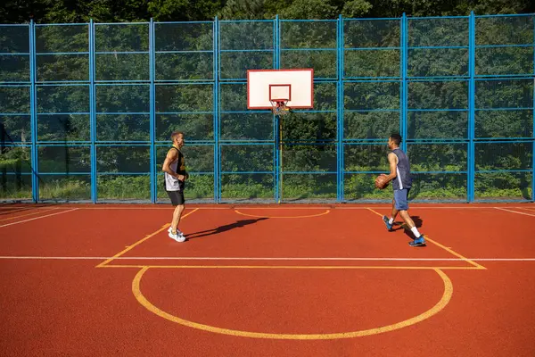 Dva Pouliční Basketbalisté Mají Trénink Venku Soudu — Stock fotografie