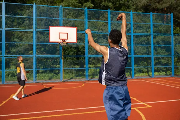 Due Uomini Amici Giocatori Basket Giocare Giochi All Aperto Godendo — Foto Stock