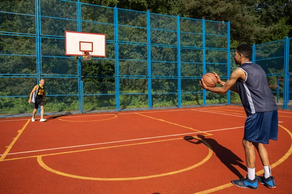 Deux Joueurs Basket Ball Rue Entraînent Plein Air Court — Photo