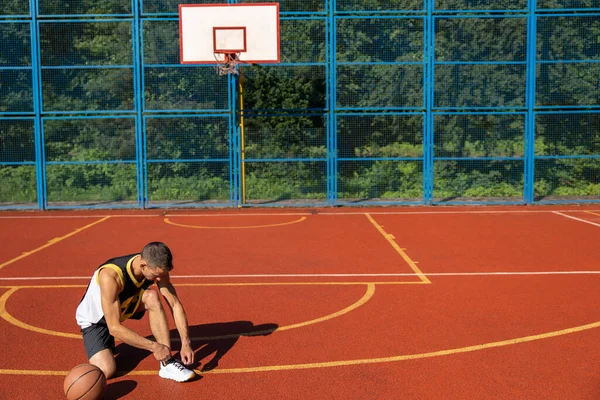 Adult Athletic Sporty Man Standing Basketball Court Ties His Shoelaces — Stock Photo, Image
