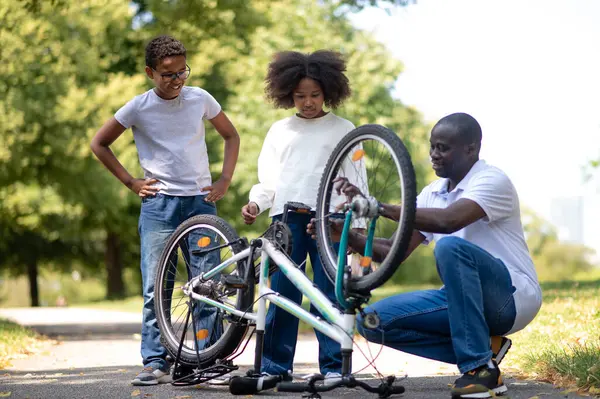 Починить Велосипед Темнокожий Мужчина Решает Проблему Велосипедом Выглядит Вовлеченным — стоковое фото
