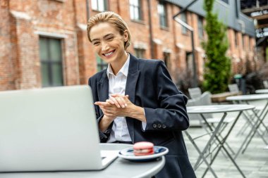 Sokak Kafe 'de. Genç yönetici bir kafede çalışıyor ve sabah kahvesini içiyor.