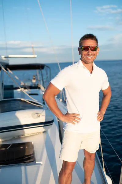 Gutes Leben Selbstbewusster Mann Mit Sonnenbrille Auf Jacht — Stockfoto