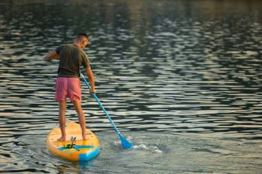 Okyanus denizinde yüzen atletik adam..