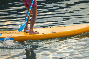 Okyanusta yüzen denizaltıda tanınmayan bir adam var..