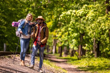 Seyahat ediyorum. Sevimli çift hafta sonunu seyahat ederek ve heyecanlı görünerek geçiriyor.